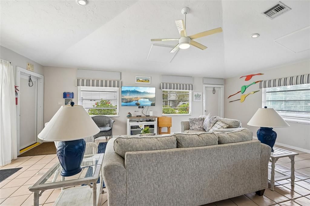 For Sale: $269,000 (2 beds, 2 baths, 1046 Square Feet)