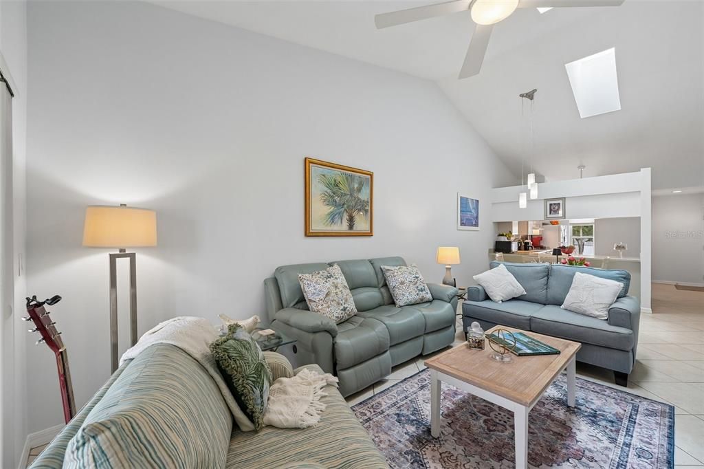 For Sale: $269,000 (2 beds, 2 baths, 1046 Square Feet)