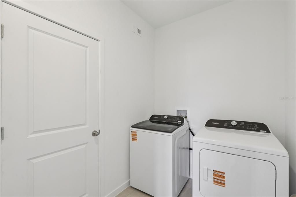 Под контрактом: $385,990 (4 спален, 3 ванн, 2193 Квадратных фут)