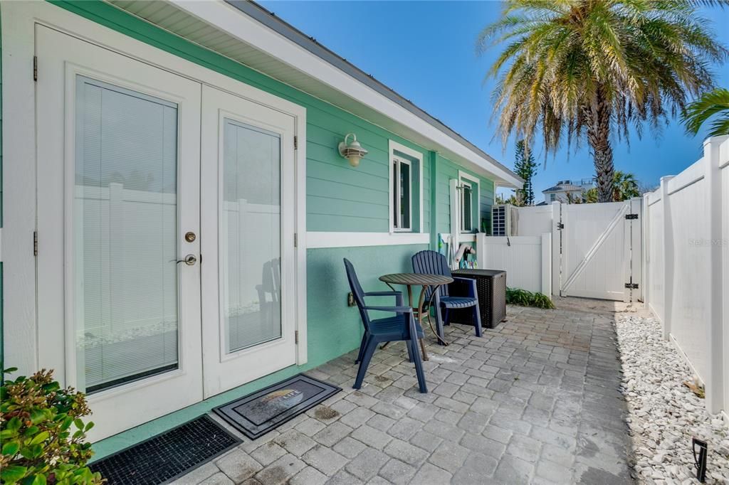 For Sale: $765,000 (2 beds, 1 baths, 700 Square Feet)