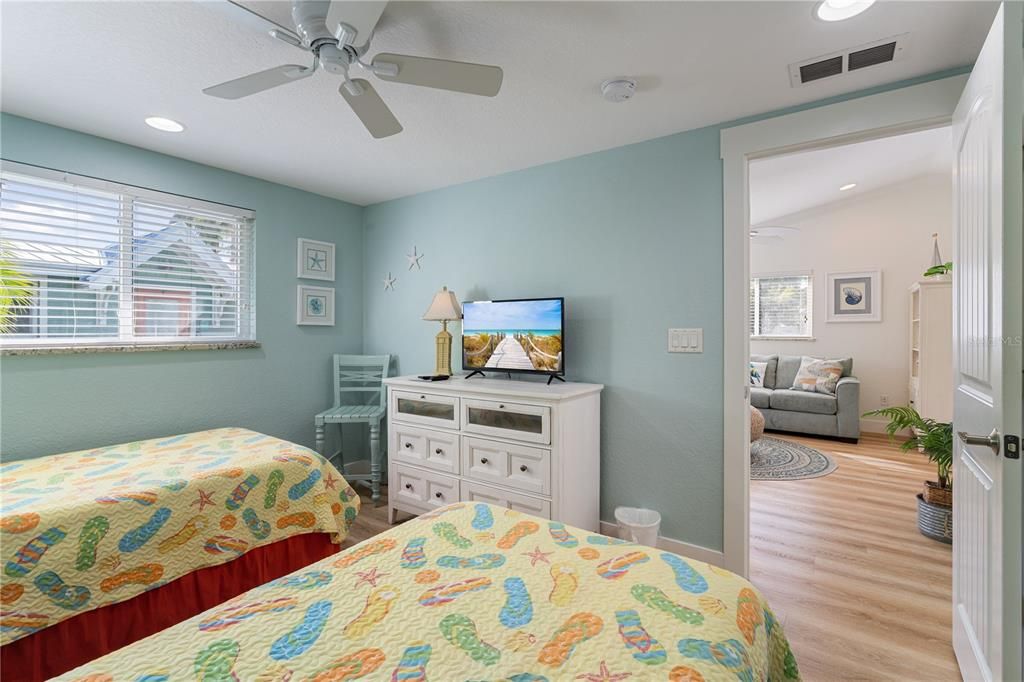 For Sale: $765,000 (2 beds, 1 baths, 700 Square Feet)