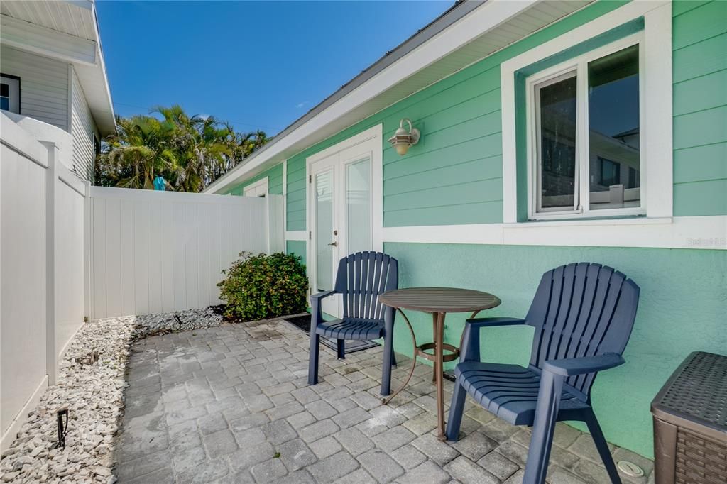 For Sale: $765,000 (2 beds, 1 baths, 700 Square Feet)