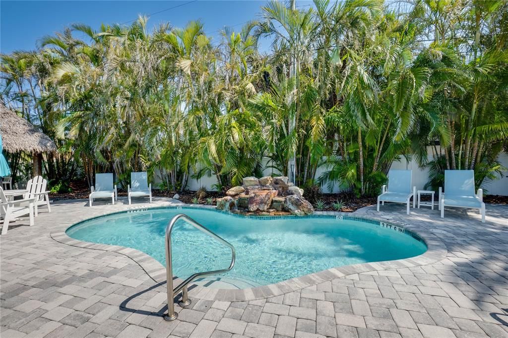 For Sale: $765,000 (2 beds, 1 baths, 700 Square Feet)