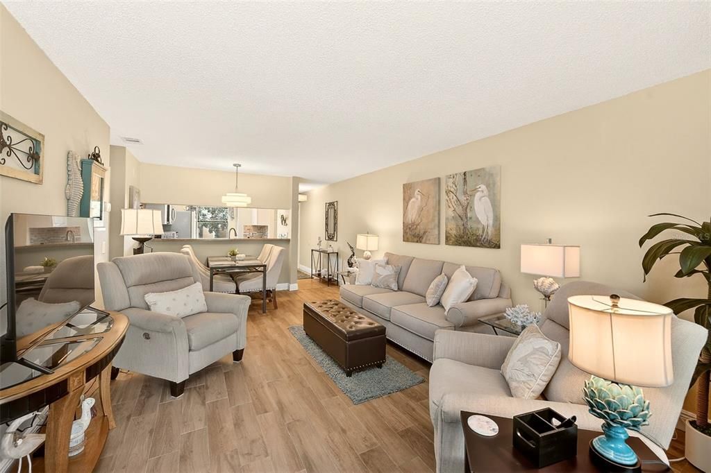 En Venta: $239,000 (2 camas, 2 baños, 910 Pies cuadrados)