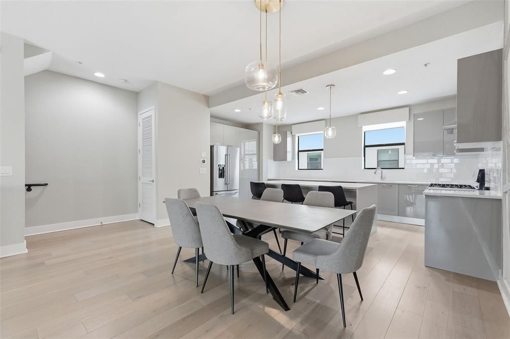 En Venta: $699,900 (3 camas, 3 baños, 1855 Pies cuadrados)
