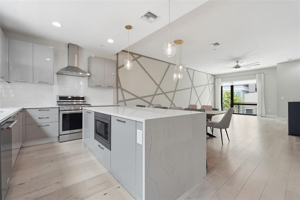 En Venta: $699,900 (3 camas, 3 baños, 1855 Pies cuadrados)