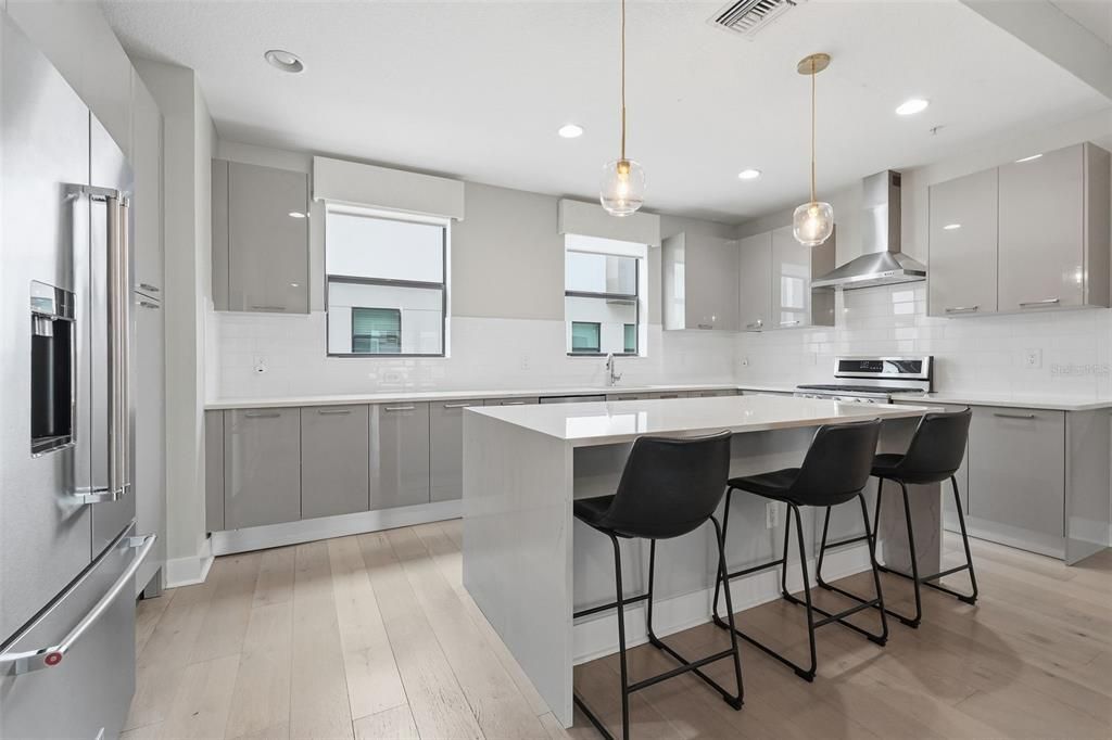 En Venta: $699,900 (3 camas, 3 baños, 1855 Pies cuadrados)