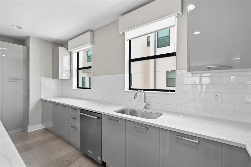 En Venta: $699,900 (3 camas, 3 baños, 1855 Pies cuadrados)