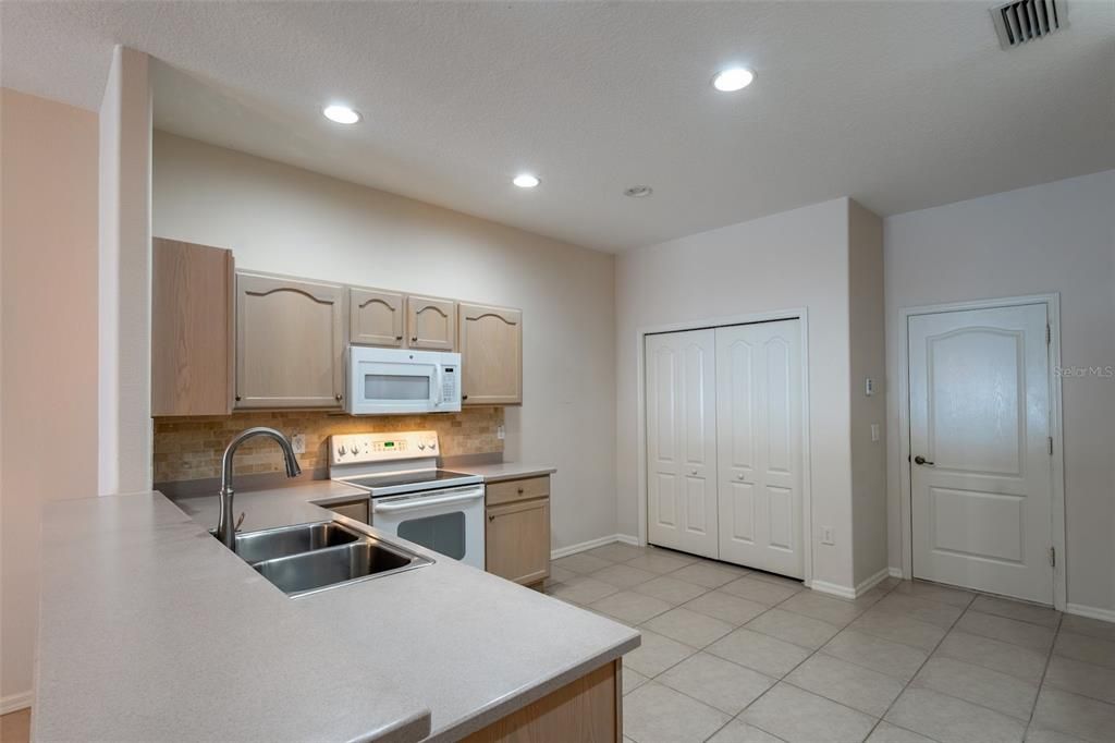 For Sale: $324,900 (2 beds, 2 baths, 1722 Square Feet)