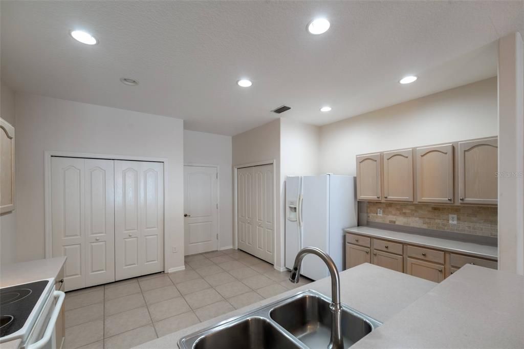For Sale: $324,900 (2 beds, 2 baths, 1722 Square Feet)