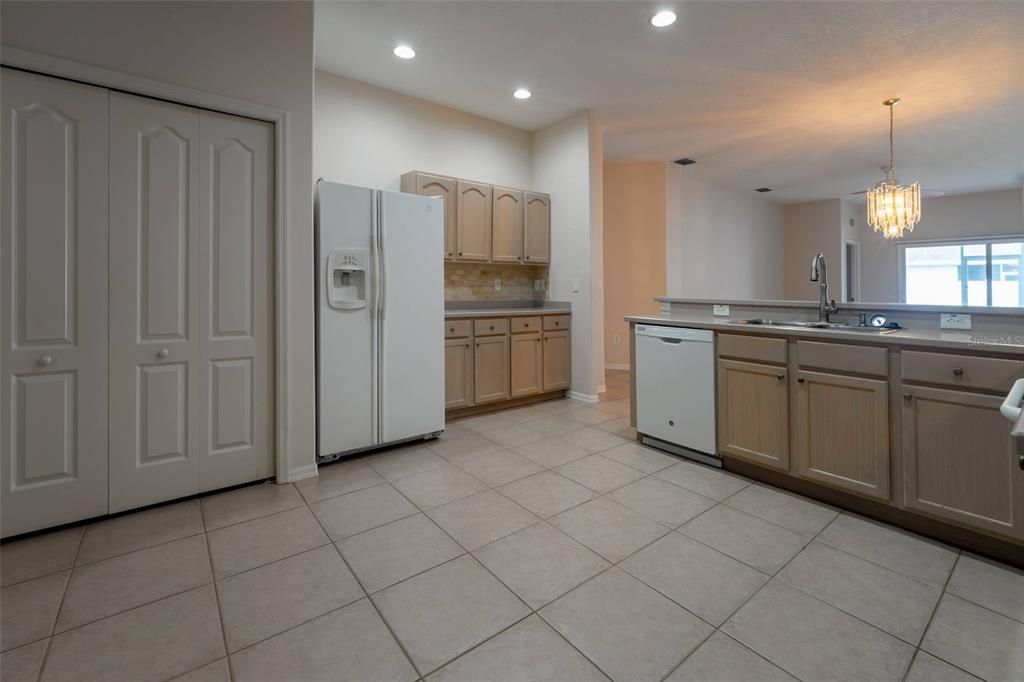 For Sale: $324,900 (2 beds, 2 baths, 1722 Square Feet)