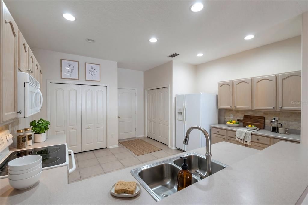 For Sale: $324,900 (2 beds, 2 baths, 1722 Square Feet)
