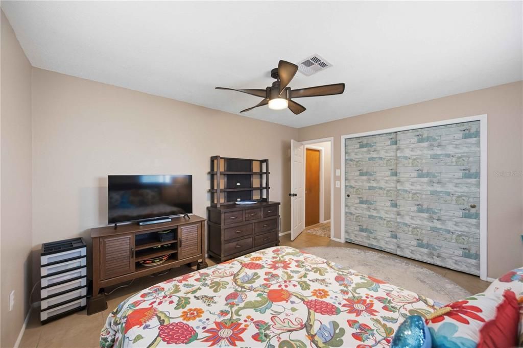 For Sale: $279,900 (2 beds, 2 baths, 1169 Square Feet)