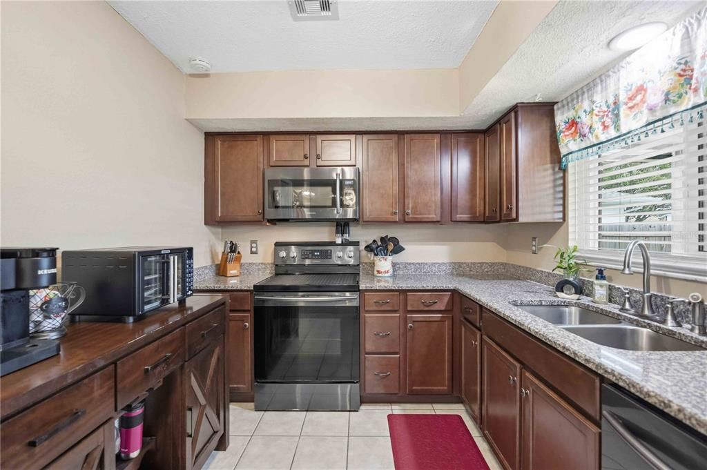 For Sale: $279,900 (2 beds, 2 baths, 1169 Square Feet)