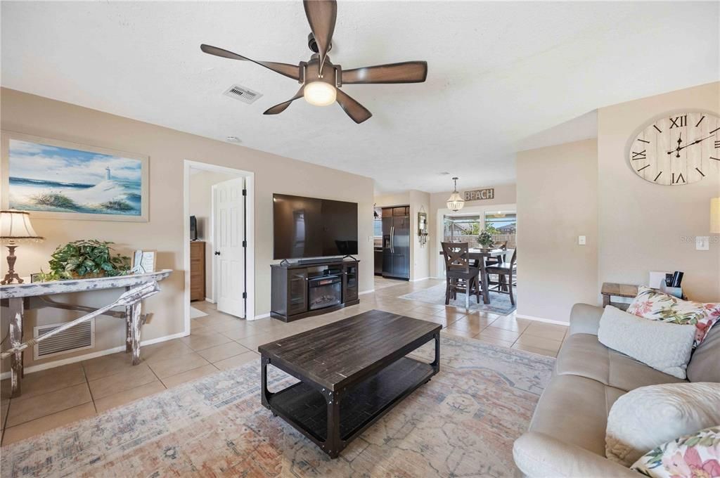 For Sale: $279,900 (2 beds, 2 baths, 1169 Square Feet)