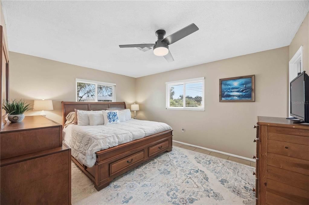 For Sale: $279,900 (2 beds, 2 baths, 1169 Square Feet)