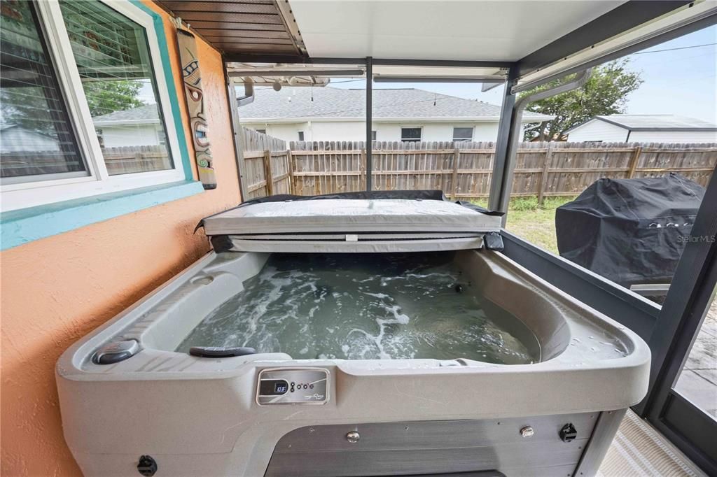 For Sale: $279,900 (2 beds, 2 baths, 1169 Square Feet)