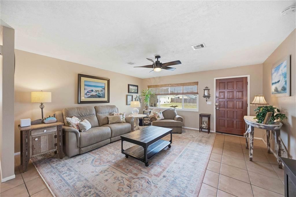 For Sale: $279,900 (2 beds, 2 baths, 1169 Square Feet)