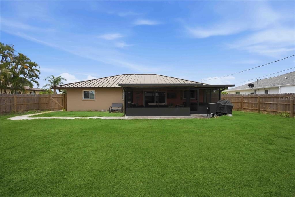 For Sale: $279,900 (2 beds, 2 baths, 1169 Square Feet)
