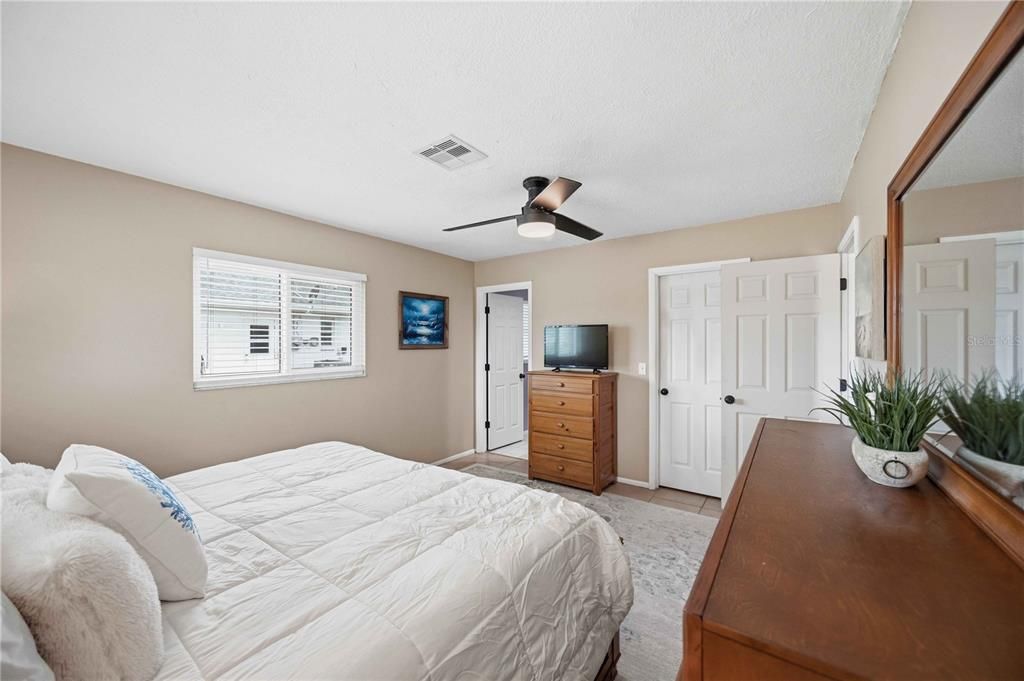 For Sale: $279,900 (2 beds, 2 baths, 1169 Square Feet)