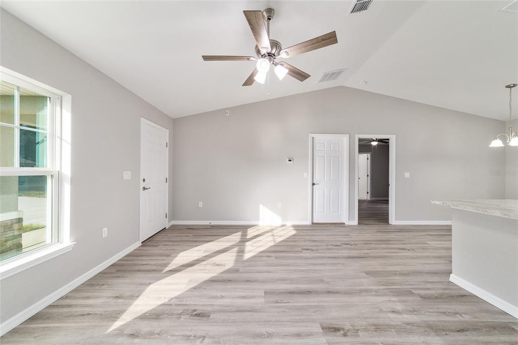 For Sale: $245,000 (3 beds, 2 baths, 1089 Square Feet)
