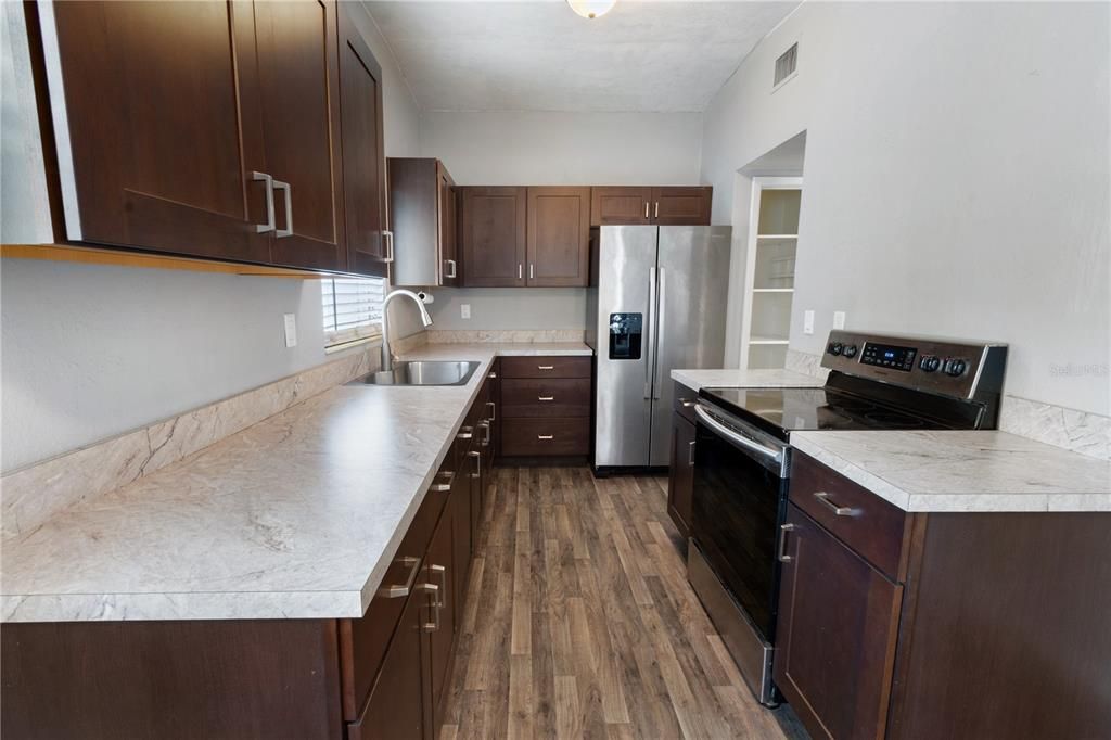 Active With Contract: $220,000 (3 beds, 1 baths, 1010 Square Feet)
