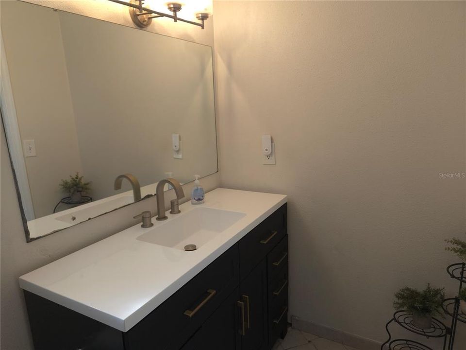 Active With Contract: $199,999 (2 beds, 1 baths, 855 Square Feet)