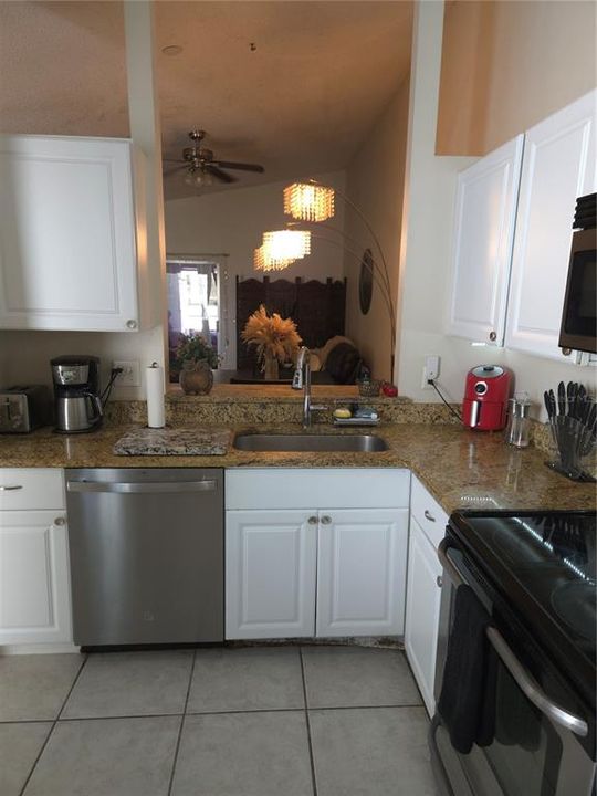 Active With Contract: $199,999 (2 beds, 1 baths, 855 Square Feet)