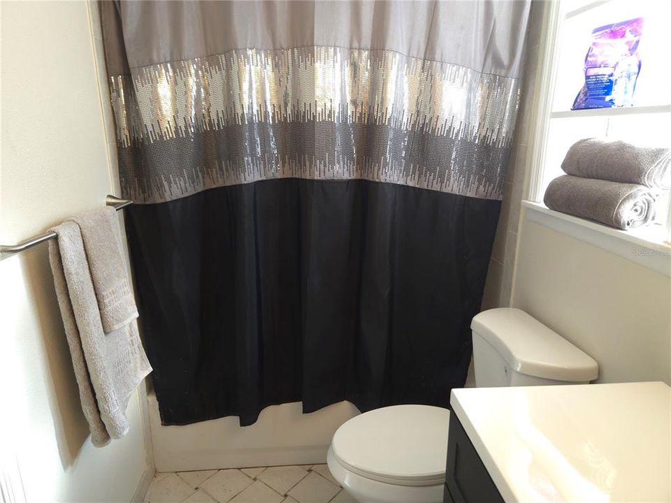Active With Contract: $199,999 (2 beds, 1 baths, 855 Square Feet)