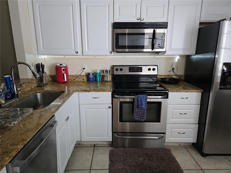For Sale: $250,000 (3 beds, 1 baths, 855 Square Feet)