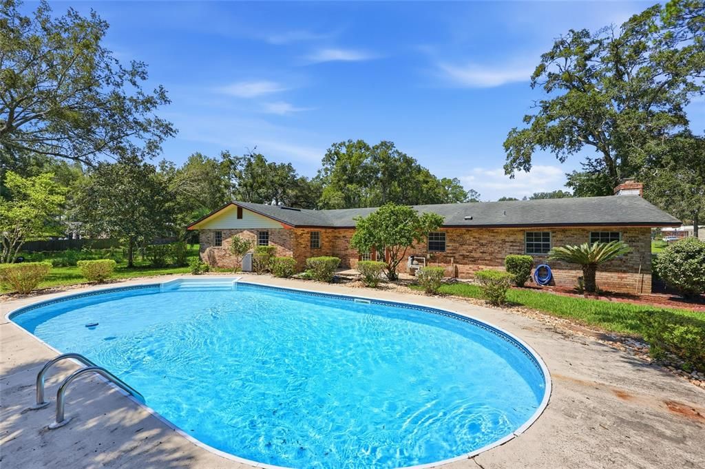 For Sale: $349,999 (3 beds, 2 baths, 2367 Square Feet)