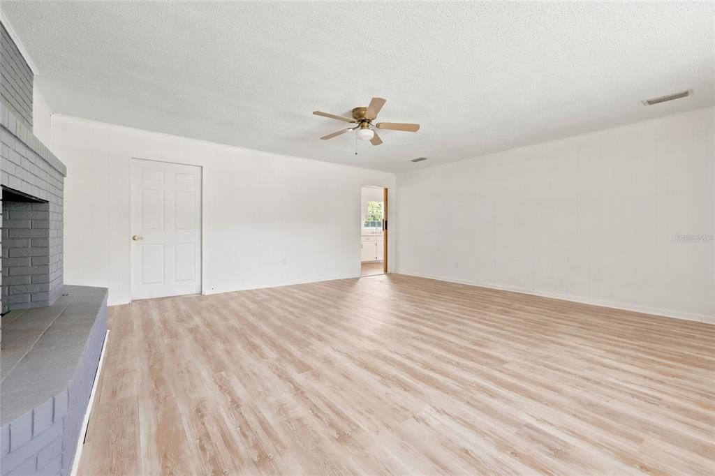 For Sale: $349,999 (3 beds, 2 baths, 2367 Square Feet)