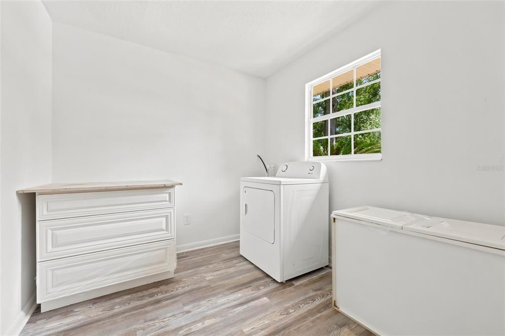 For Sale: $349,999 (3 beds, 2 baths, 2367 Square Feet)