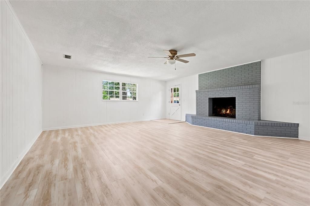 For Sale: $349,999 (3 beds, 2 baths, 2367 Square Feet)