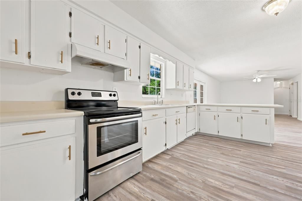 For Sale: $349,999 (3 beds, 2 baths, 2367 Square Feet)