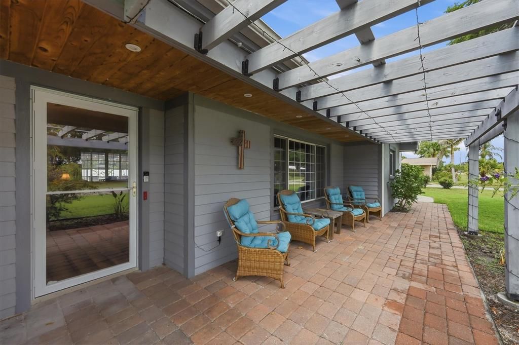 For Sale: $579,000 (4 beds, 2 baths, 2502 Square Feet)