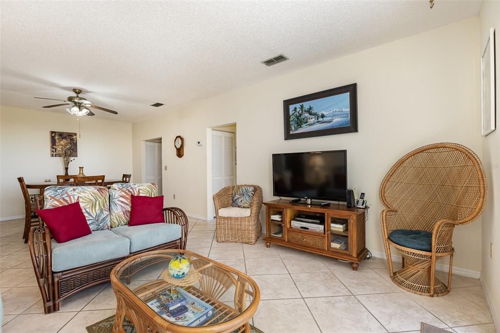 Active With Contract: $297,000 (2 beds, 2 baths, 1035 Square Feet)