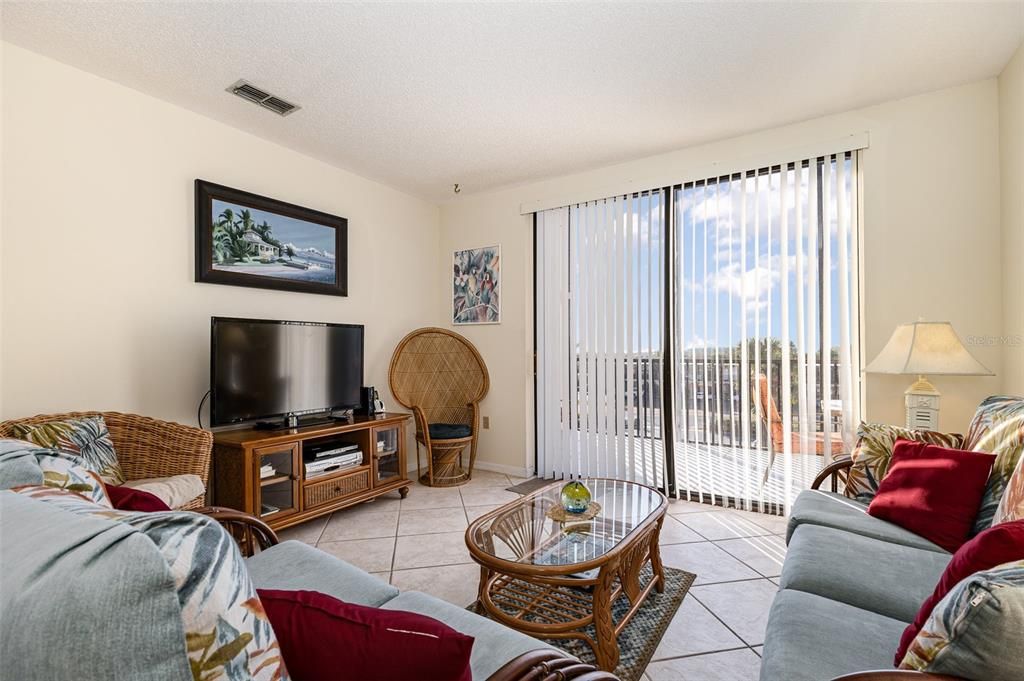 Active With Contract: $297,000 (2 beds, 2 baths, 1035 Square Feet)