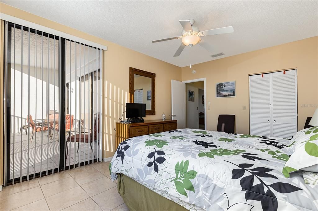 Active With Contract: $297,000 (2 beds, 2 baths, 1035 Square Feet)