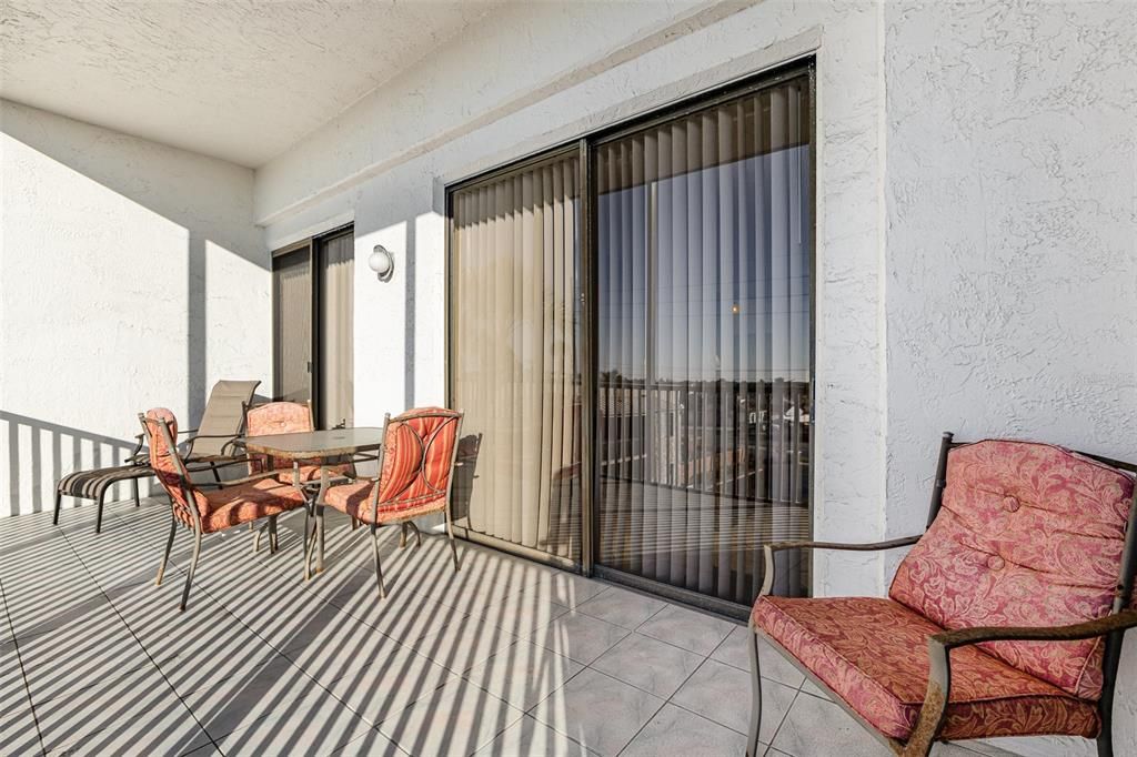 Active With Contract: $297,000 (2 beds, 2 baths, 1035 Square Feet)