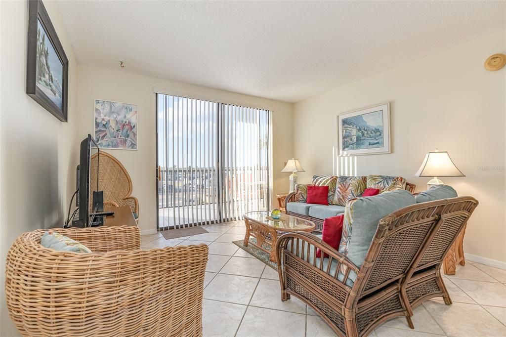 Active With Contract: $297,000 (2 beds, 2 baths, 1035 Square Feet)