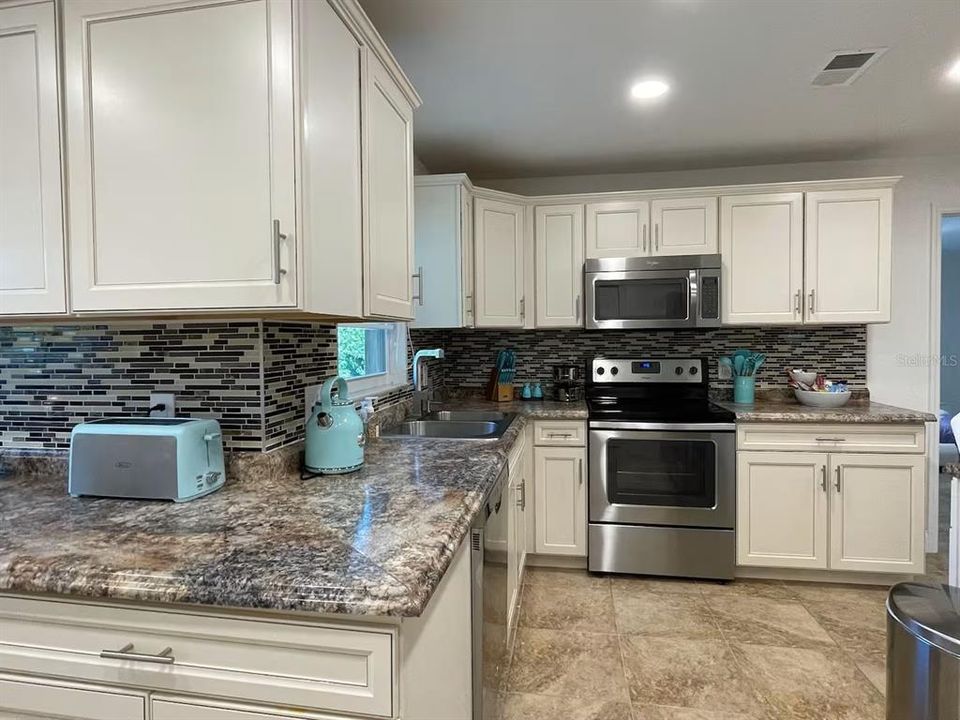 For Rent: $2,895 (3 beds, 2 baths, 1661 Square Feet)
