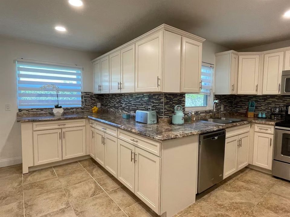 For Rent: $2,895 (3 beds, 2 baths, 1661 Square Feet)