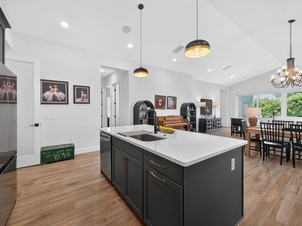 En Venta: $735,000 (4 camas, 3 baños, 2283 Pies cuadrados)