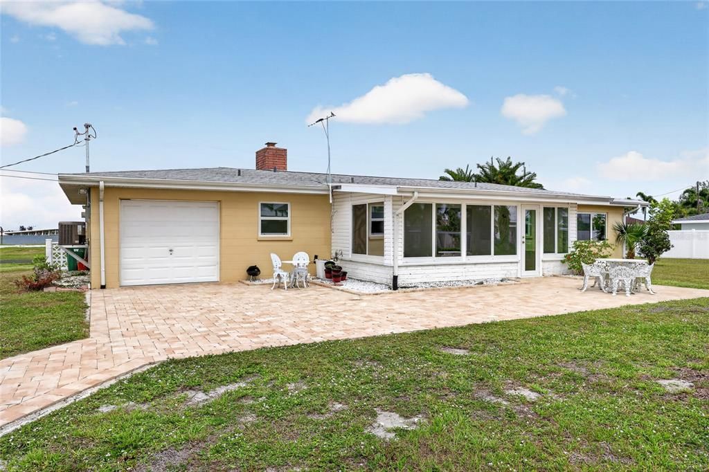 For Sale: $560,000 (3 beds, 2 baths, 1425 Square Feet)