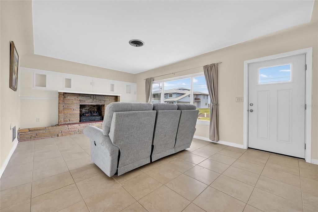 For Sale: $560,000 (3 beds, 2 baths, 1425 Square Feet)