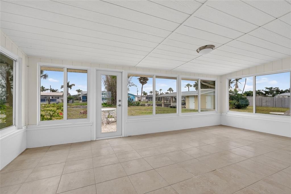 For Sale: $560,000 (3 beds, 2 baths, 1425 Square Feet)