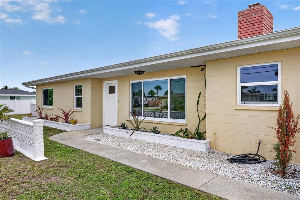For Sale: $560,000 (3 beds, 2 baths, 1425 Square Feet)