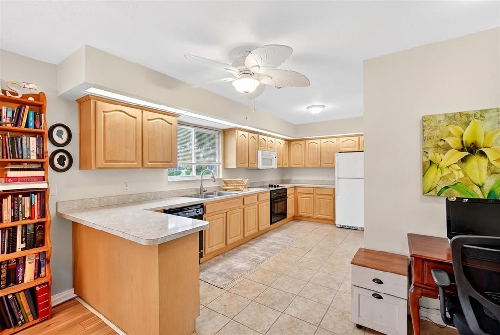 На продажу: $289,900 (2 спален, 2 ванн, 1402 Квадратных фут)