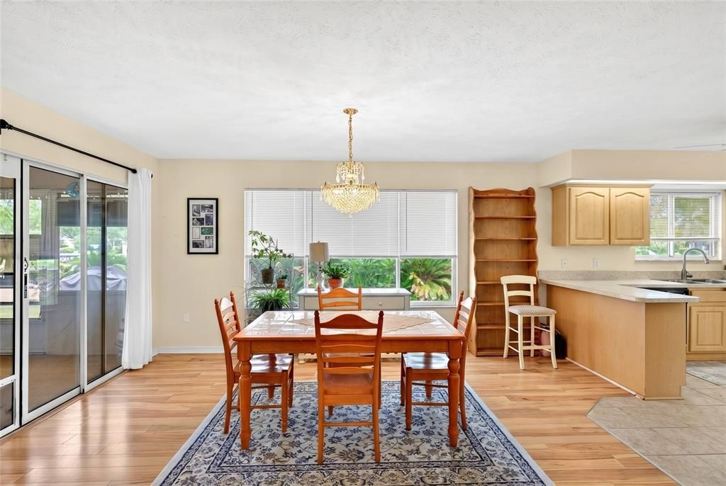 На продажу: $289,900 (2 спален, 2 ванн, 1402 Квадратных фут)